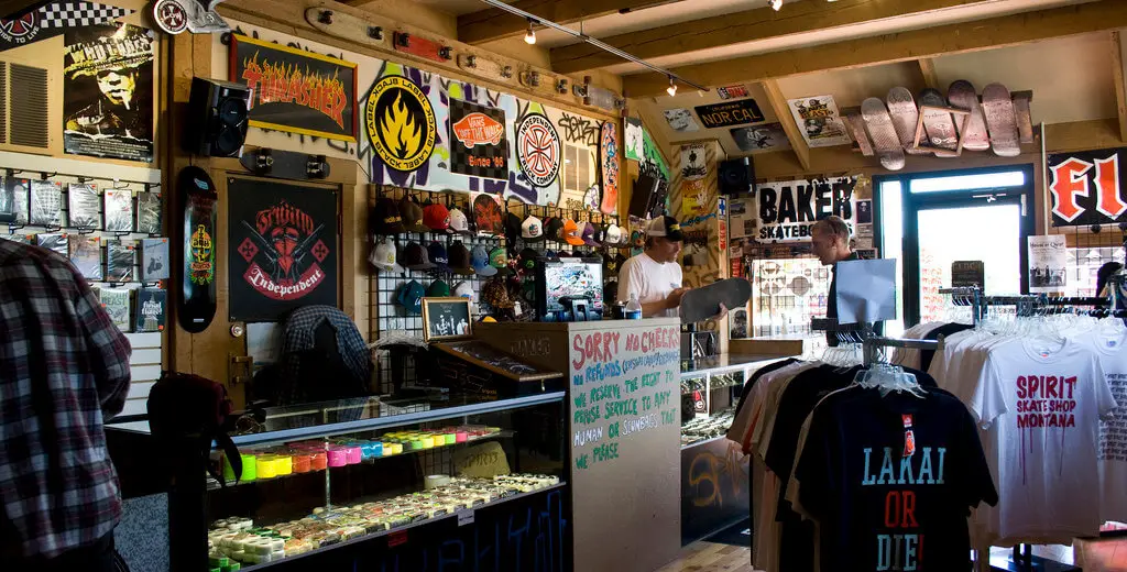 intérieur d'un magasin de skateboard
